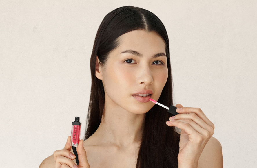 Масло-блеск для губ с оттенком STRAWBERRY MOUSSE