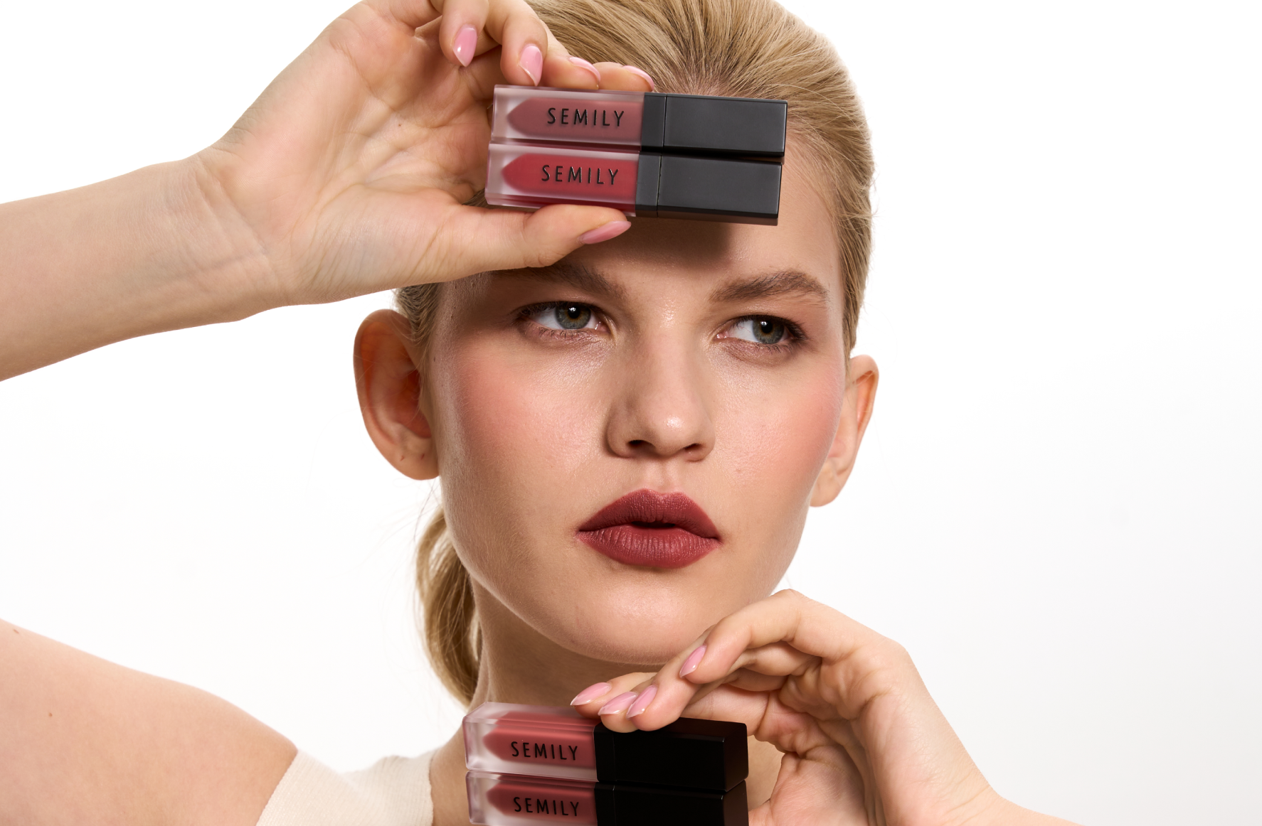 Вельветовая помада для губ красная